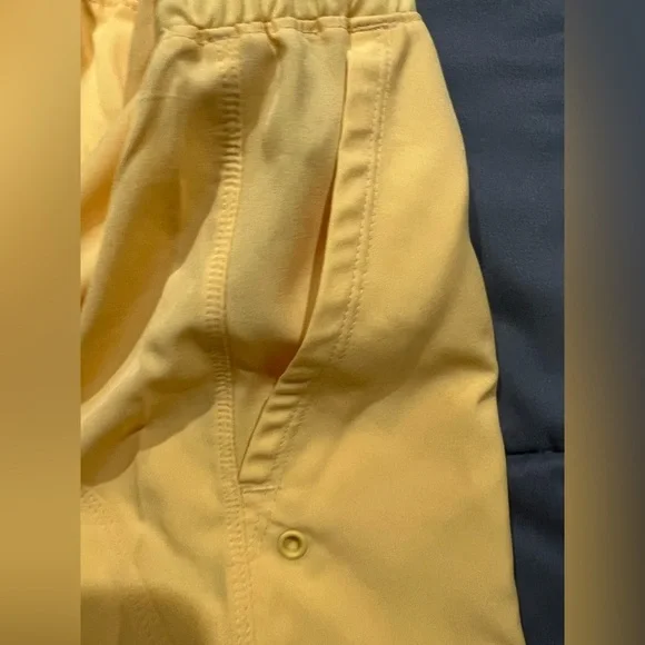 New NWT light yellow women’s running shorts old navy XL x-large - Picture 7 of 8